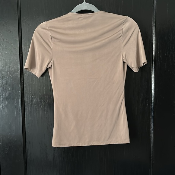 Express body contour tee - Picture 2 of 3